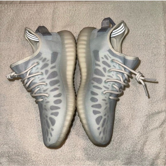 Yeezy Boost V2. Men’s 11. Monice. Excellent condition. Worn twice. Box included. - Picture 2 of 5